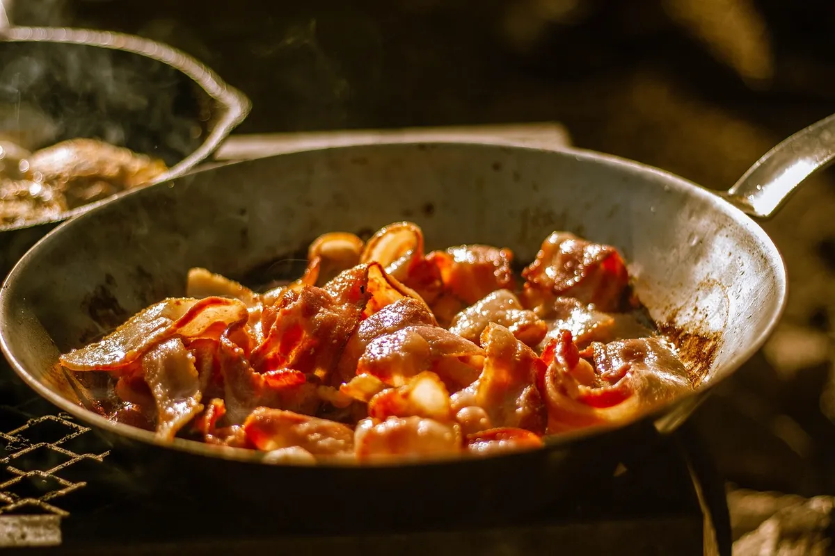 breakfast, bacon, cast iron, skillet, fying pan, frying, cooking, pan fry, meal, meat, delicious, tasty, pork, bacon strips, food, cooking food, bacon, bacon, s