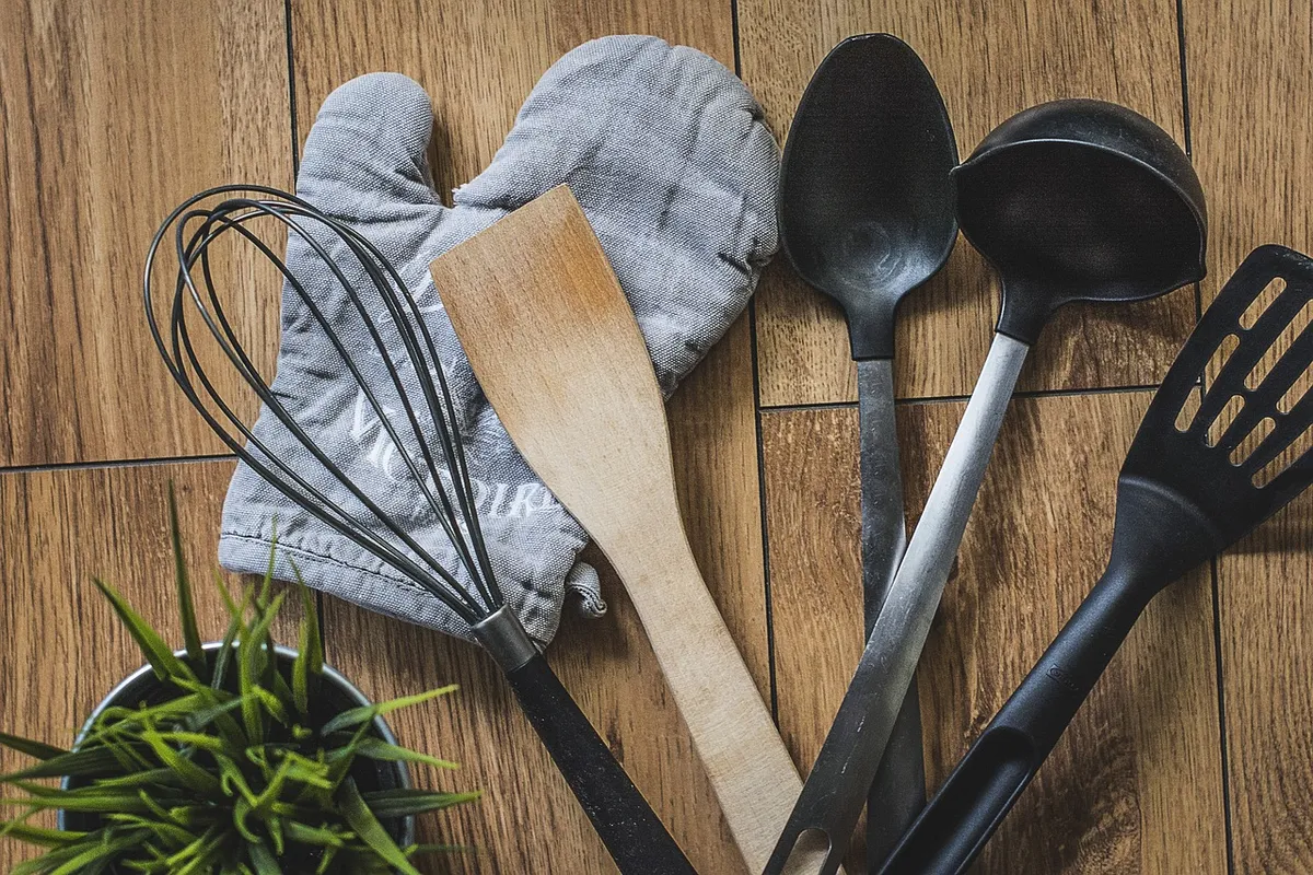 kitchen, glove, plate, spoon, wooden, plastic, and bowl, blade, equipment, cooking, lunch, food, cleanliness, dipper, chochelka, glove plate, kitchenware, items